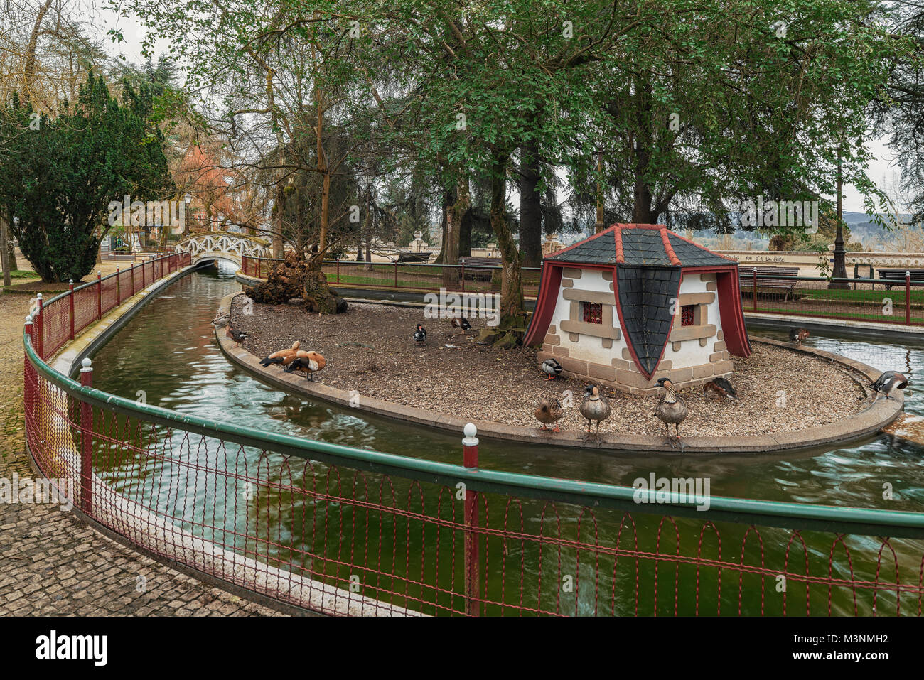 Il lago con le anatre nel Rosalia de Castro park della città di Lugo, Galizia, Spagna, Europa Foto Stock