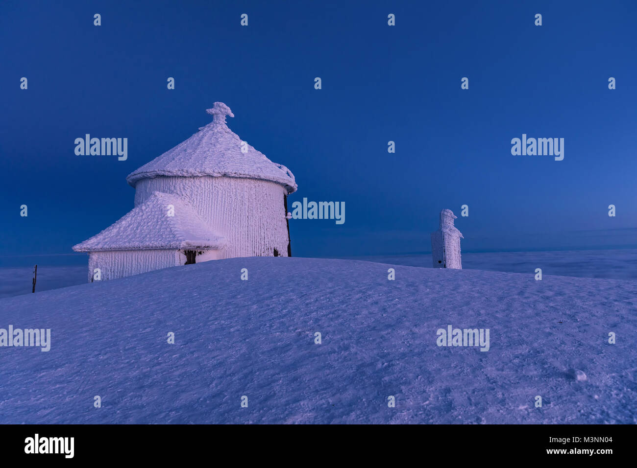 Il picco del Monte Snezka in inverno nelle montagne di Krkonose. Snezka, mouintain Krkonose Repubblica Ceca, l'Europa. Snezka dopo un tramonto tinge Foto Stock