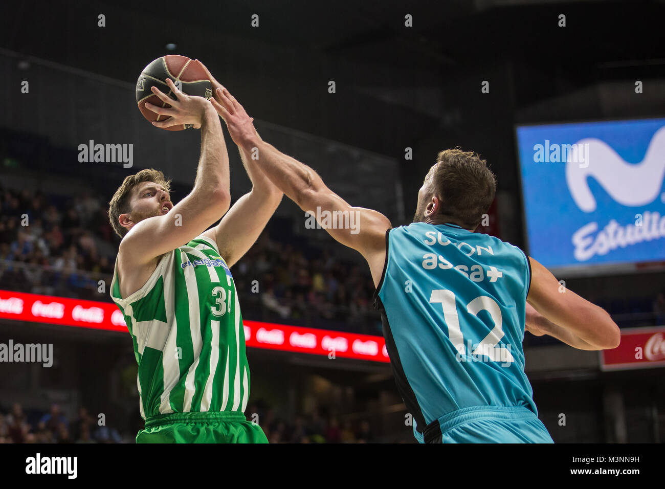 Ryan Kelly (L) e Goran Suton (R) durante Movistar Estudiantes vittoria sul Betis Energia Plus (89 - 83) nella Liga Endesa stagione regolare gioco (giorno 20) ha celebrato a Madrid al Centro Wizink. 11 febbraio 2018. Foto Stock