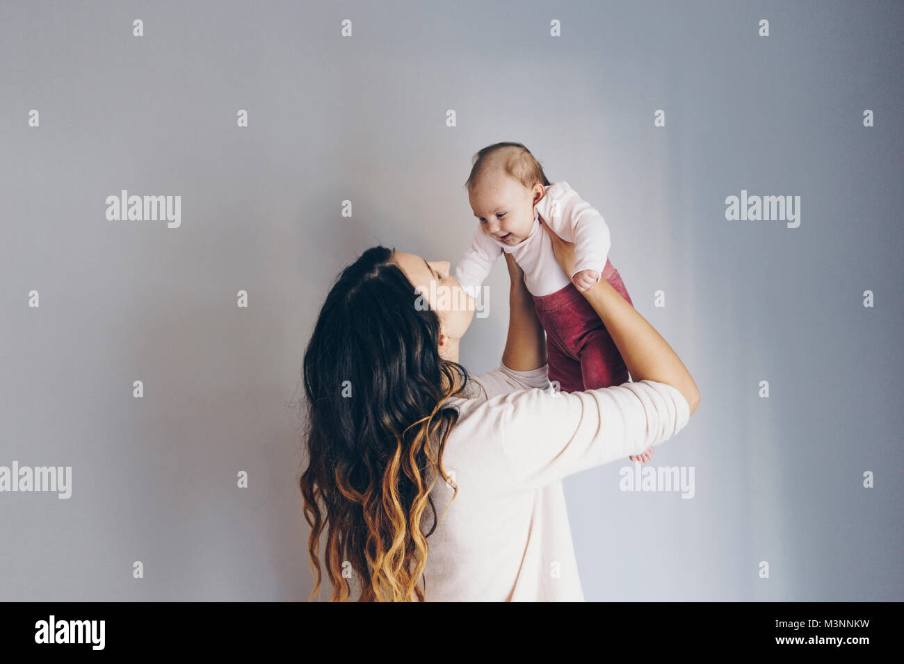 Immagine della madre felice giocando con il suo bambino Foto Stock