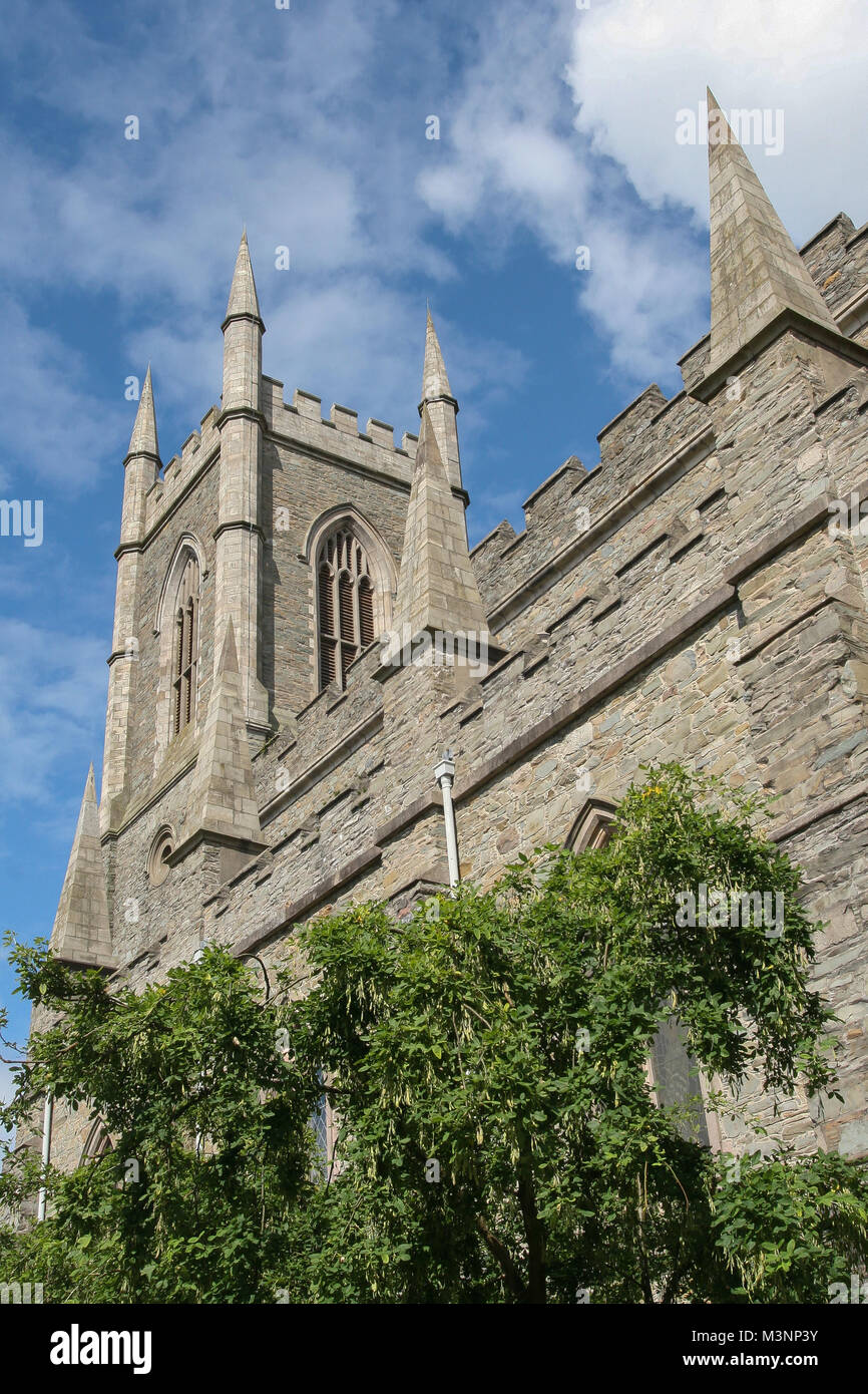 Down Cathedral, una storica Chiesa di Irlanda cattedrale a Downpatrick, County Down, Irlanda del Nord. Foto Stock