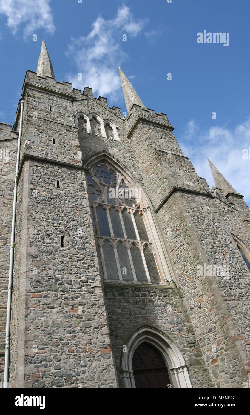 Colpo angolato dell'esterno del Down Cathedral, Downpatrick, County Down, Irlanda del Nord. Foto Stock