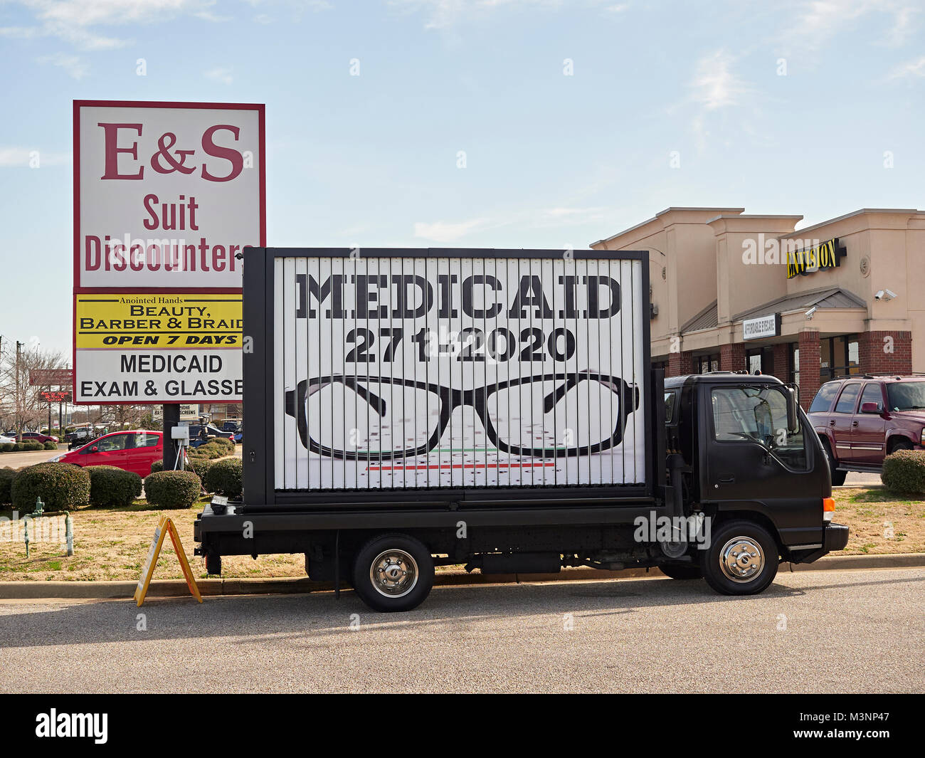 Segno di grandi dimensioni su un carrello di pubblicità gratuita di Medicaid oculistiche per i poveri in Montgomery, Alabama USA. Assistenza sanitaria gratuita di un concetto o di concetti. Foto Stock