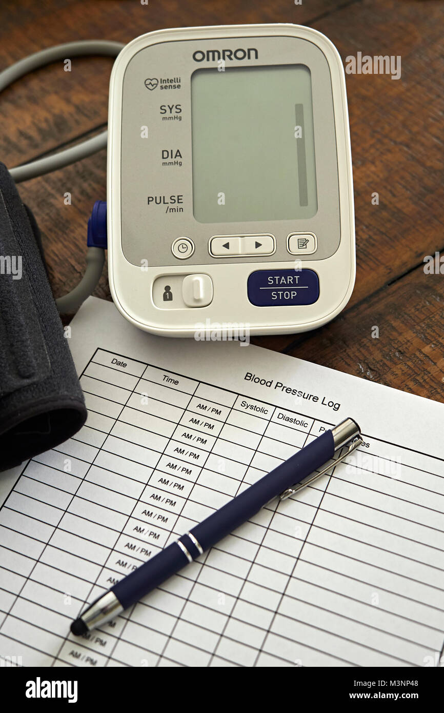 Sfigmomanometro o il monitor della pressione del sangue, il bracciale e il grafico pronto per monitorare la salute del cuore. Concetto di stile di vita sano. Foto Stock