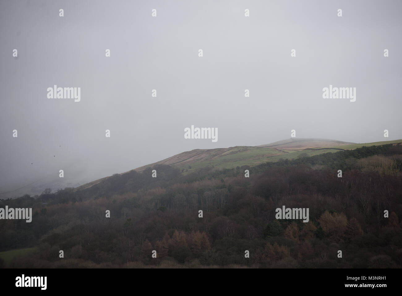 Whalley, UK. Xi Febbraio, 2018. La grandine e la caduta di neve sulle colline del West Pennine Moors in Lancashire, Regno Unito, nel febbraio 11th, 2018. Docce di grandine e neve punteggiati magie di sole sopra la città di Whalley in Lancashire e la zona circostante. Credito: Jonathan Nicholson/Pacific Press/Alamy Live News Foto Stock