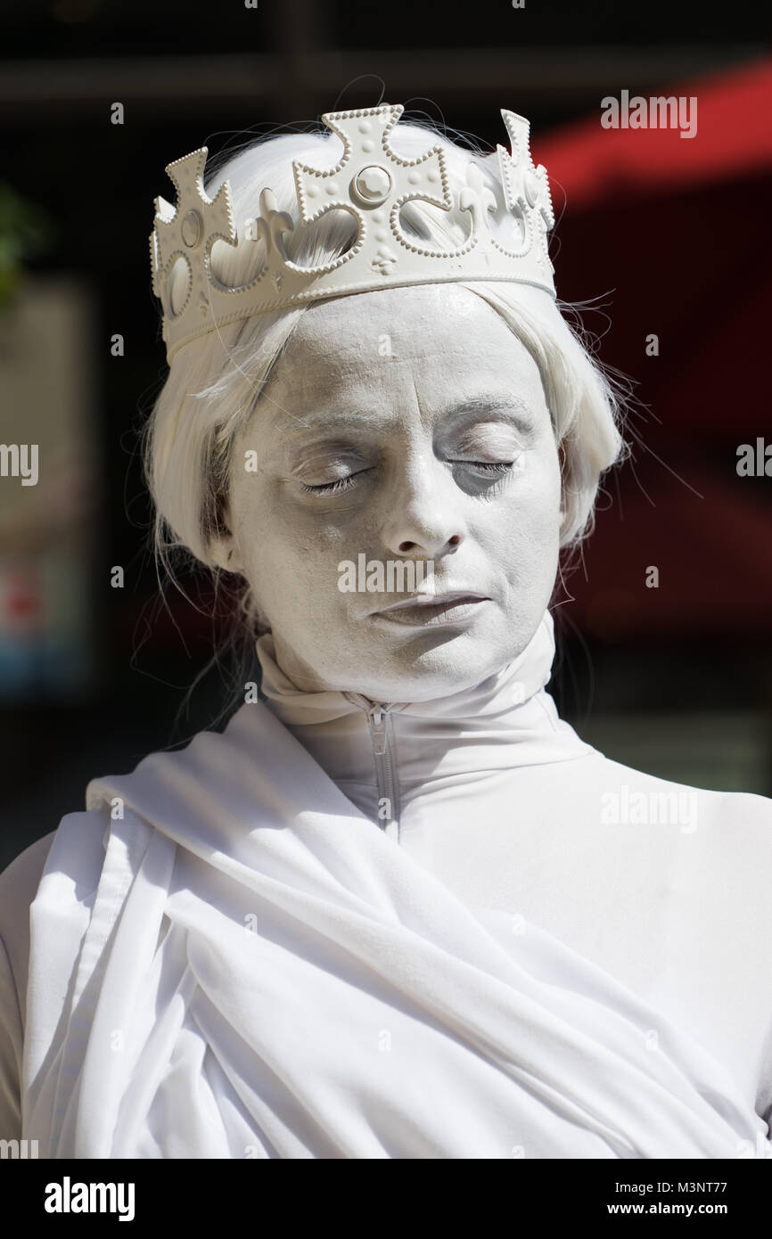 Statua vivente, regina bianca, a Montreal, provincia del Québec in Canada. Foto Stock