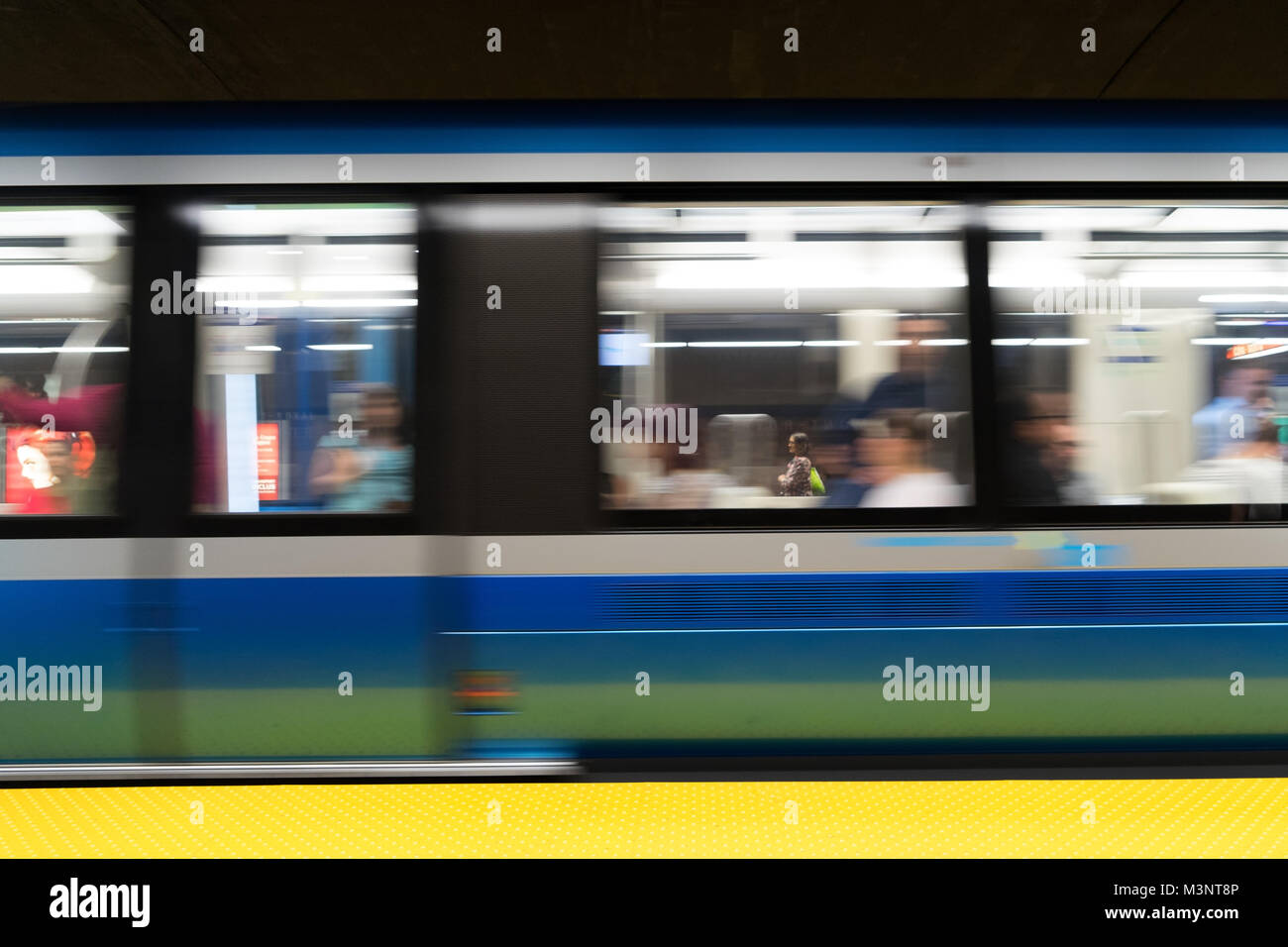 Motion Blur: Montreal vagone della metropolitana con partenza dalla stazione. Foto Stock