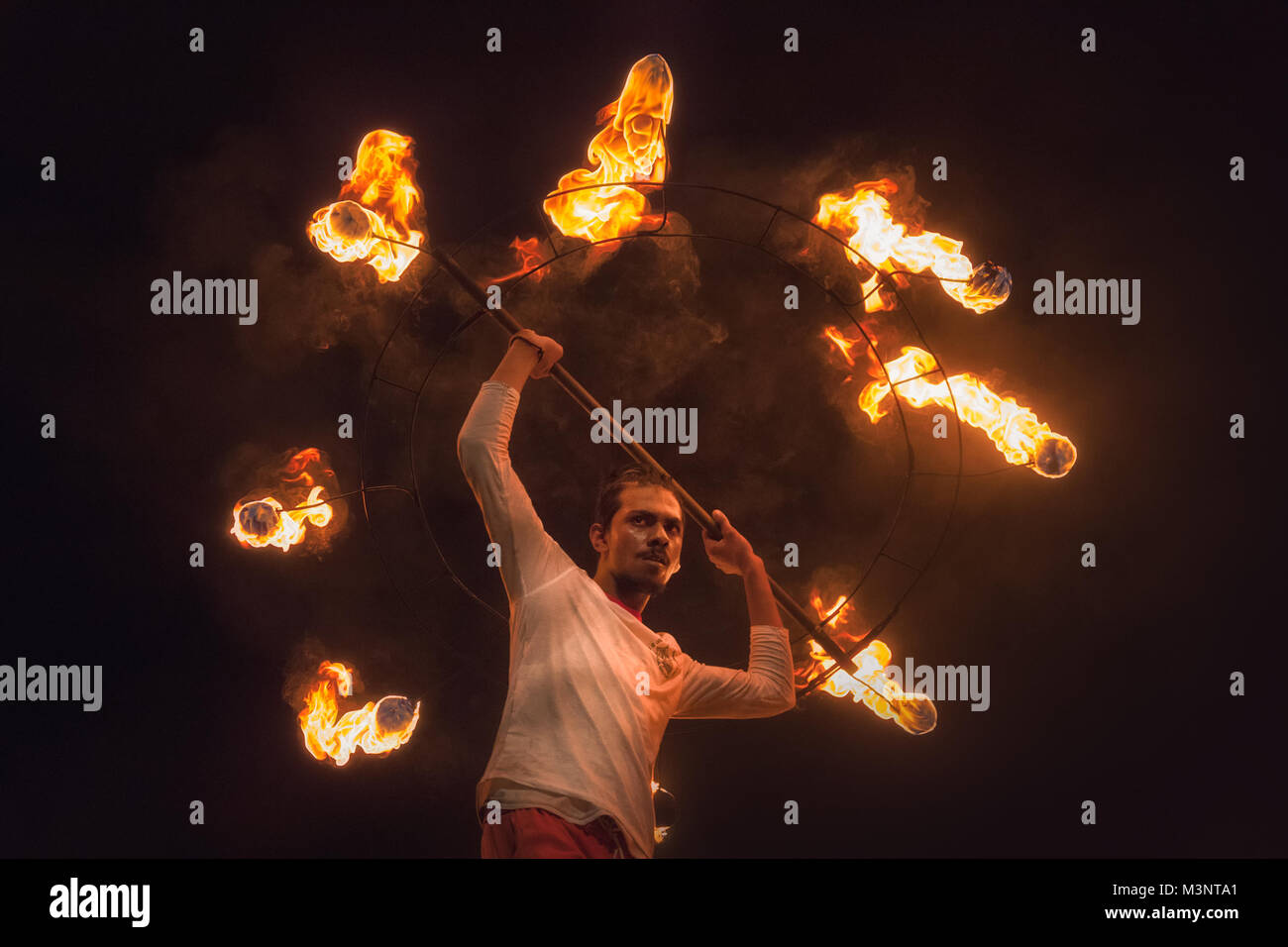 Sri Lanka Kandy Esala Perahera parade fire performer anello di fuoco Foto Stock