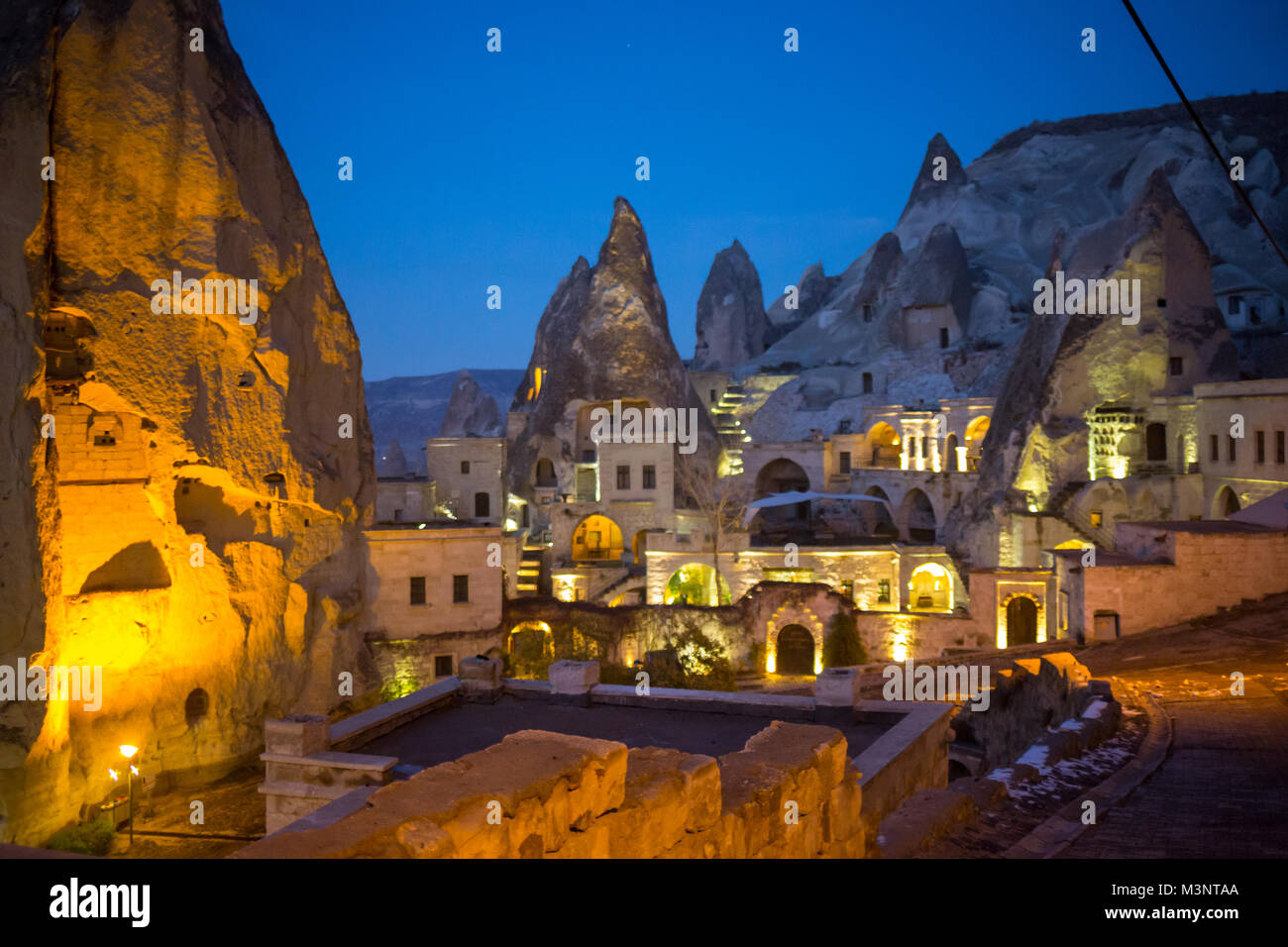 Scena notturna del Castello di Uchisar in Cappadocia. Vista illuminata del famoso villaggio di Uchisar, distretto di Nevsehir Provincia in Anatolia centrale regione della Turchia, Asia. Foto Stock