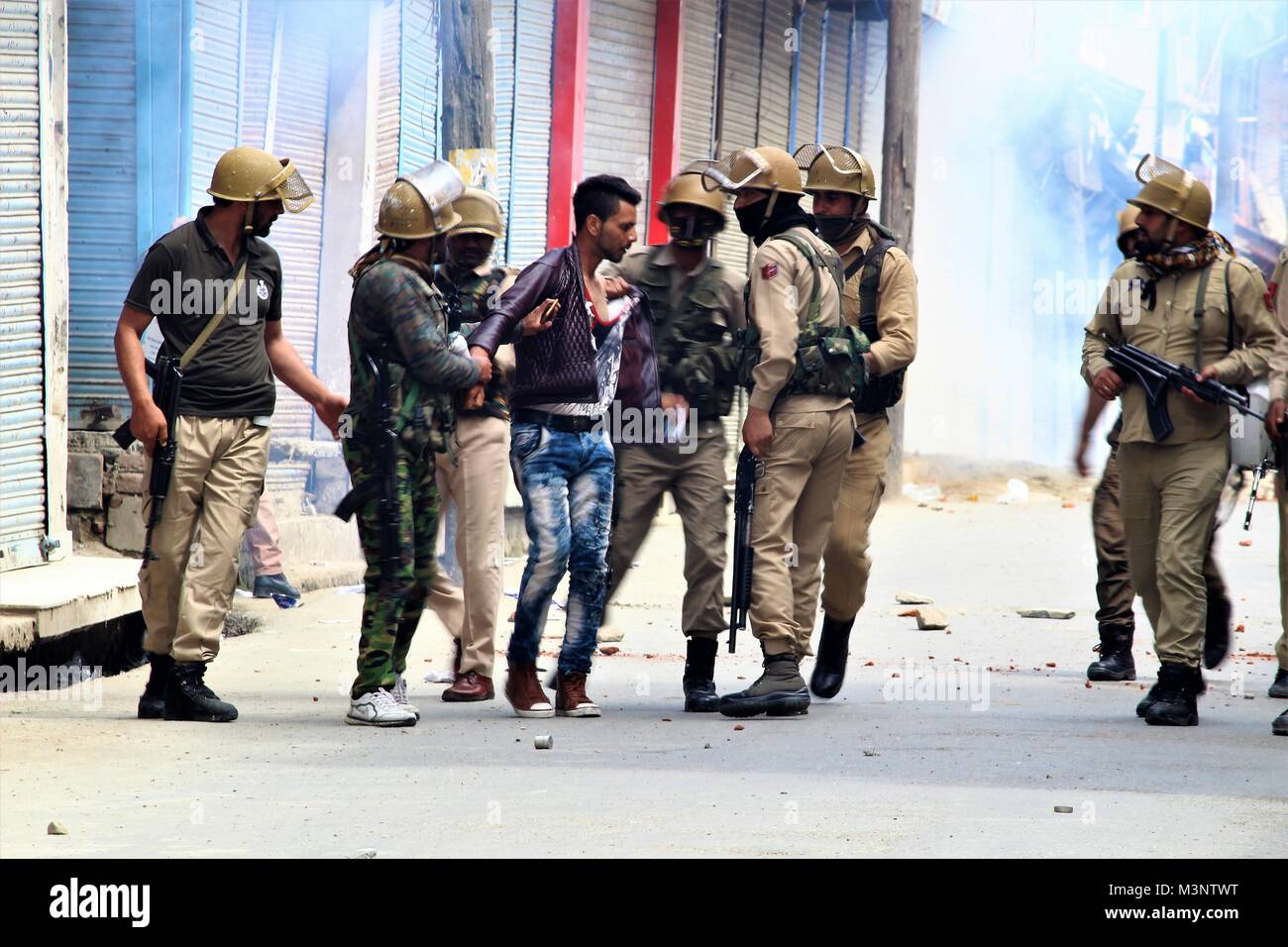 Arresto di poliziotto musulmano del Kashmir manifestanti, Baramulla, Kashmir India, Asia Foto Stock
