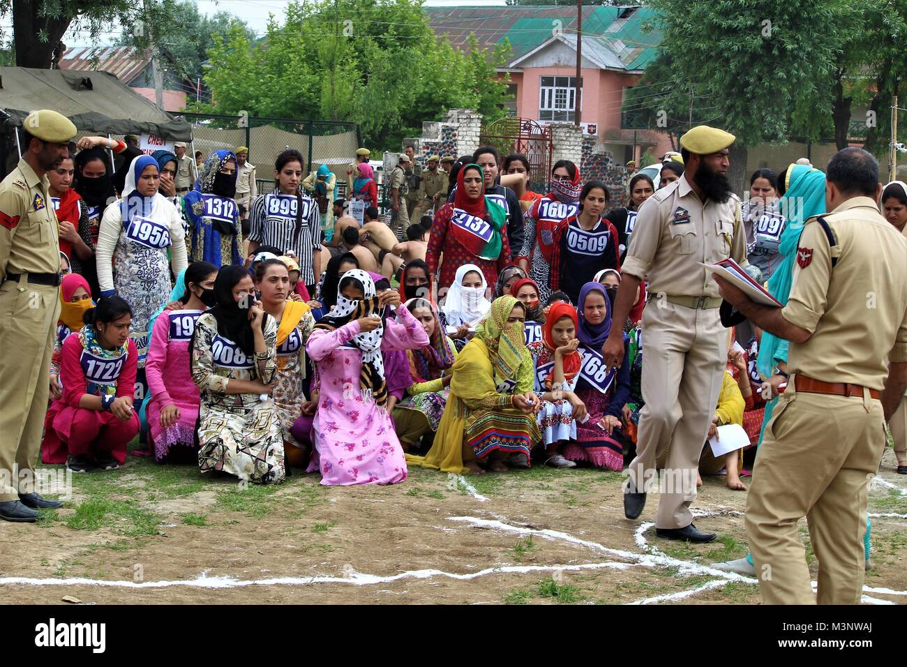 Le donne del Kashmir con il numero d'identità, kupwara, Kashmir India, Asia Foto Stock