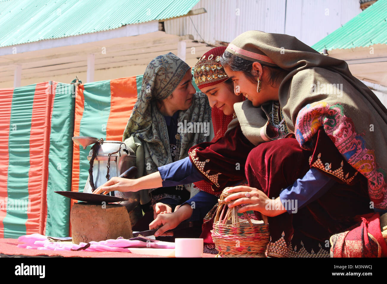 Le donne del kashmir celebrando Chandigam, Kashmir India, Asia Foto Stock