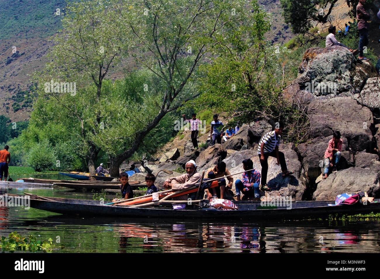 Popolo del Kashmir in barca e dal lago, Srinagar Kashmir, India, Asia Foto Stock