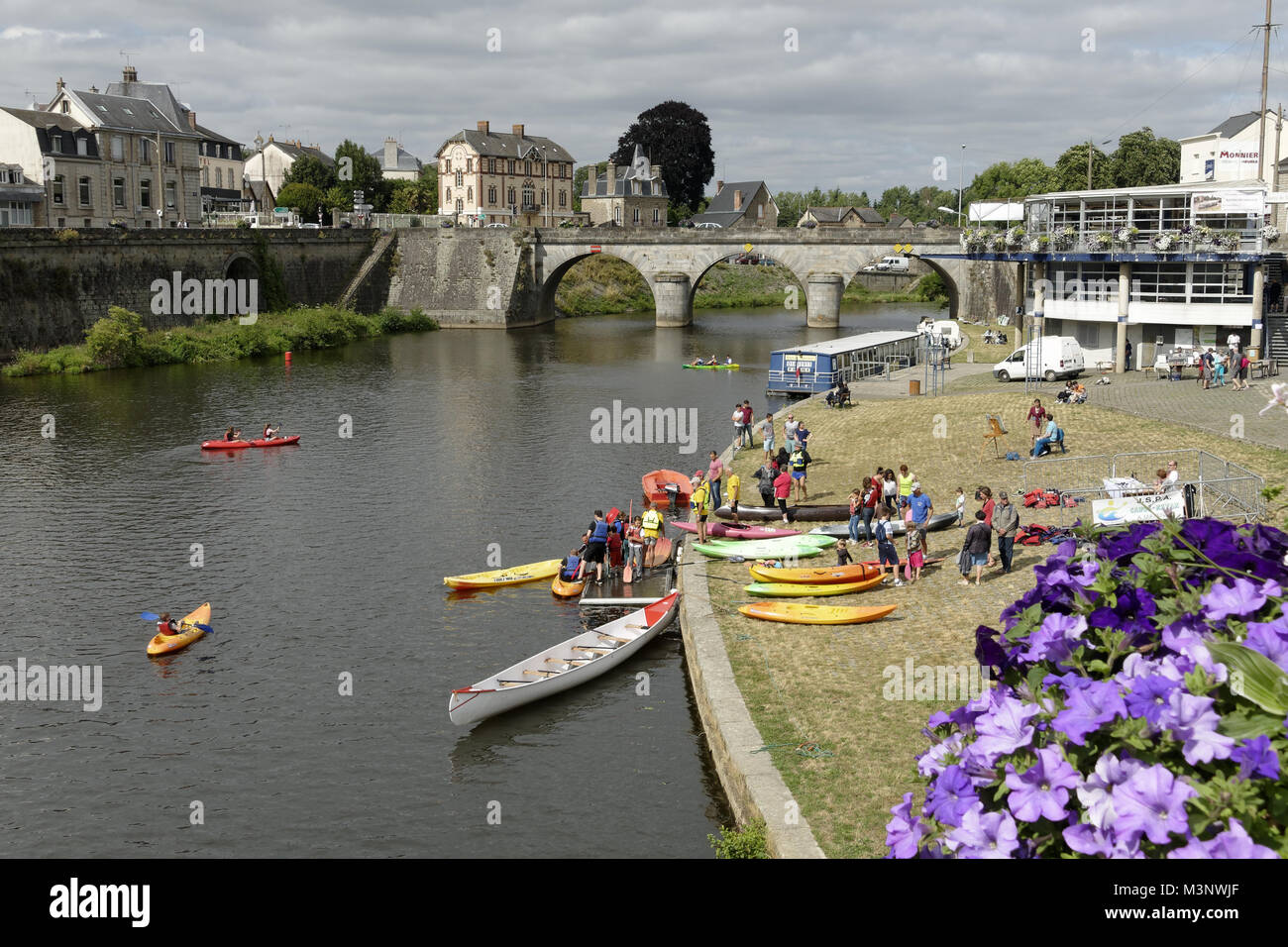 Fiume la Mayenne in Mayenne città con canoa kayak (dipartimento Mayenne, Pays de la Loire, Francia). Foto Stock