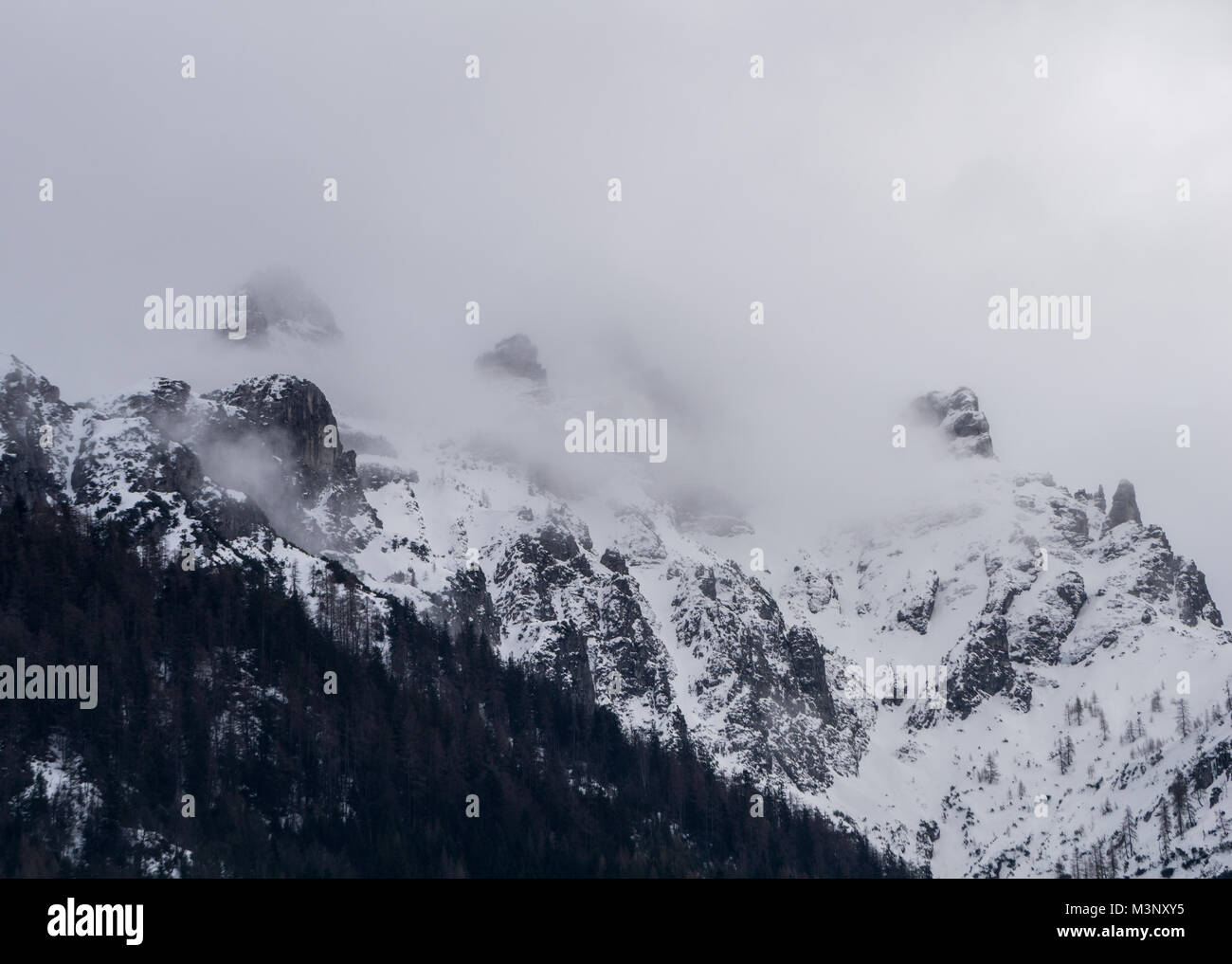 Aspri picchi di montagna fuori delle nuvole Foto Stock