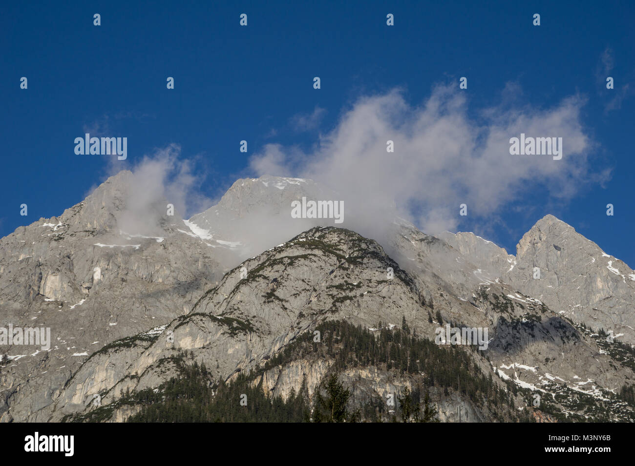 Nuvole di raschiamento della cima delle Alpi austriache nei pressi del villaggio di Werfen Foto Stock
