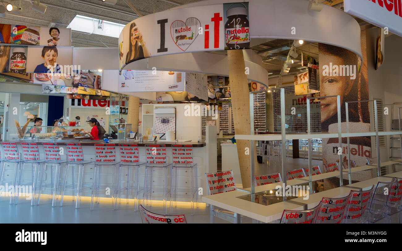 Milano, Italia, 25 giugno 2015: interni di un esclusivo Nutella cioccolato spazio commerciale. La Nutella è il marchio di un zuccherato cacao nocciole spr Foto Stock