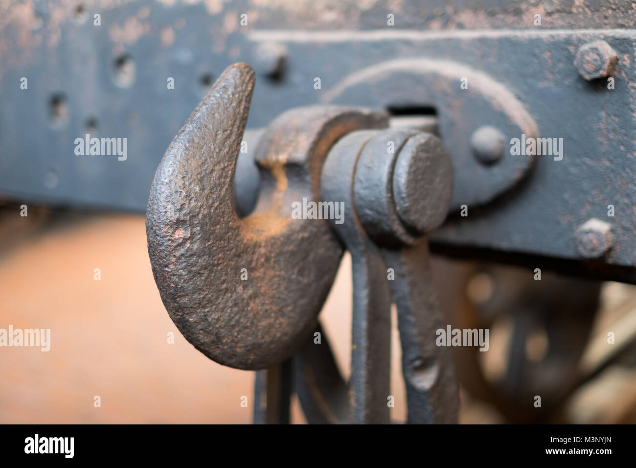 Stazione ferroviaria gancio di accoppiamento sul treno - vecchio gancio di acciaio - Foto Stock