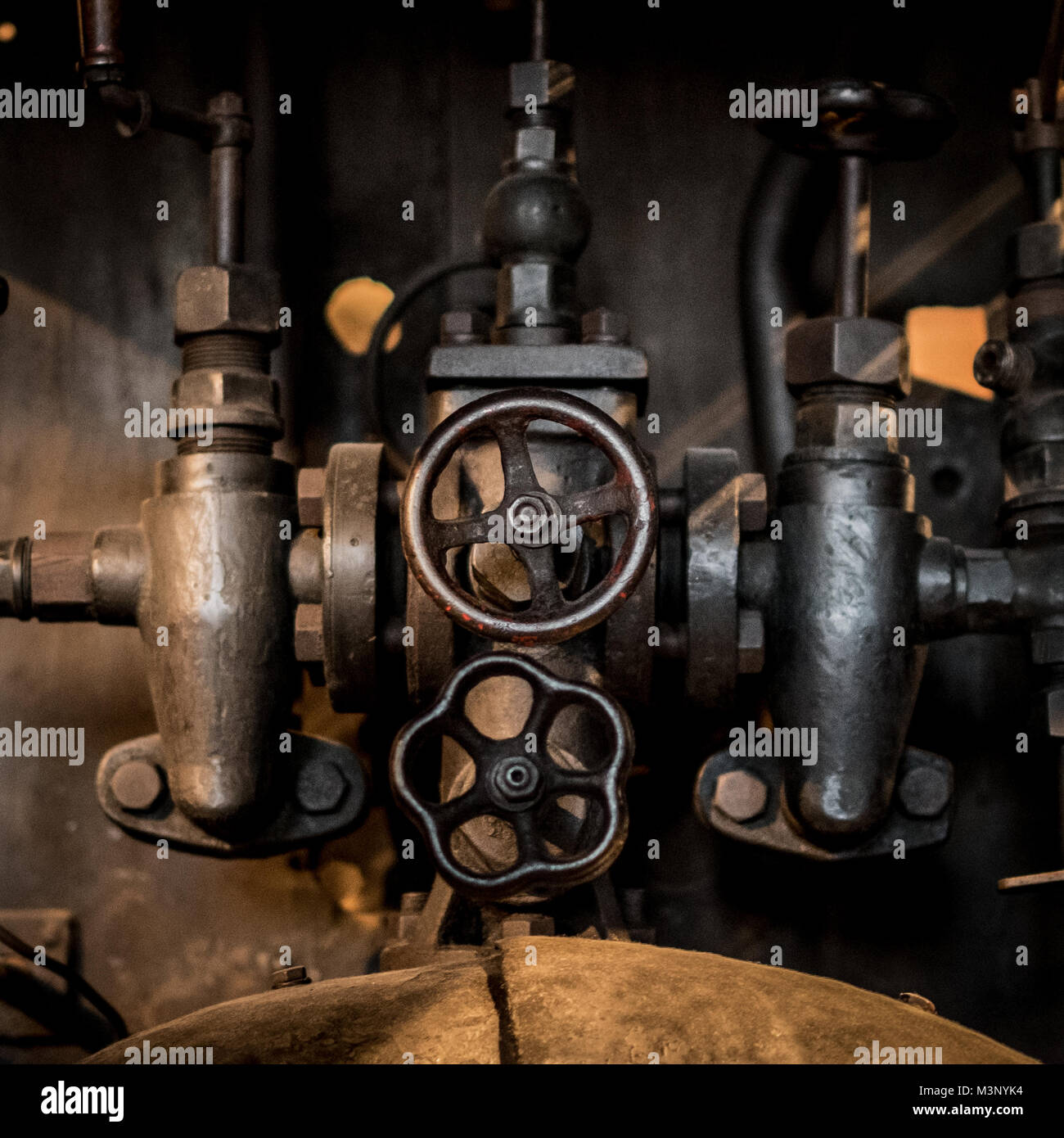 Il vecchio concetto di tecnologia - Valvole, rubinetti e tubi closeup - Foto Stock