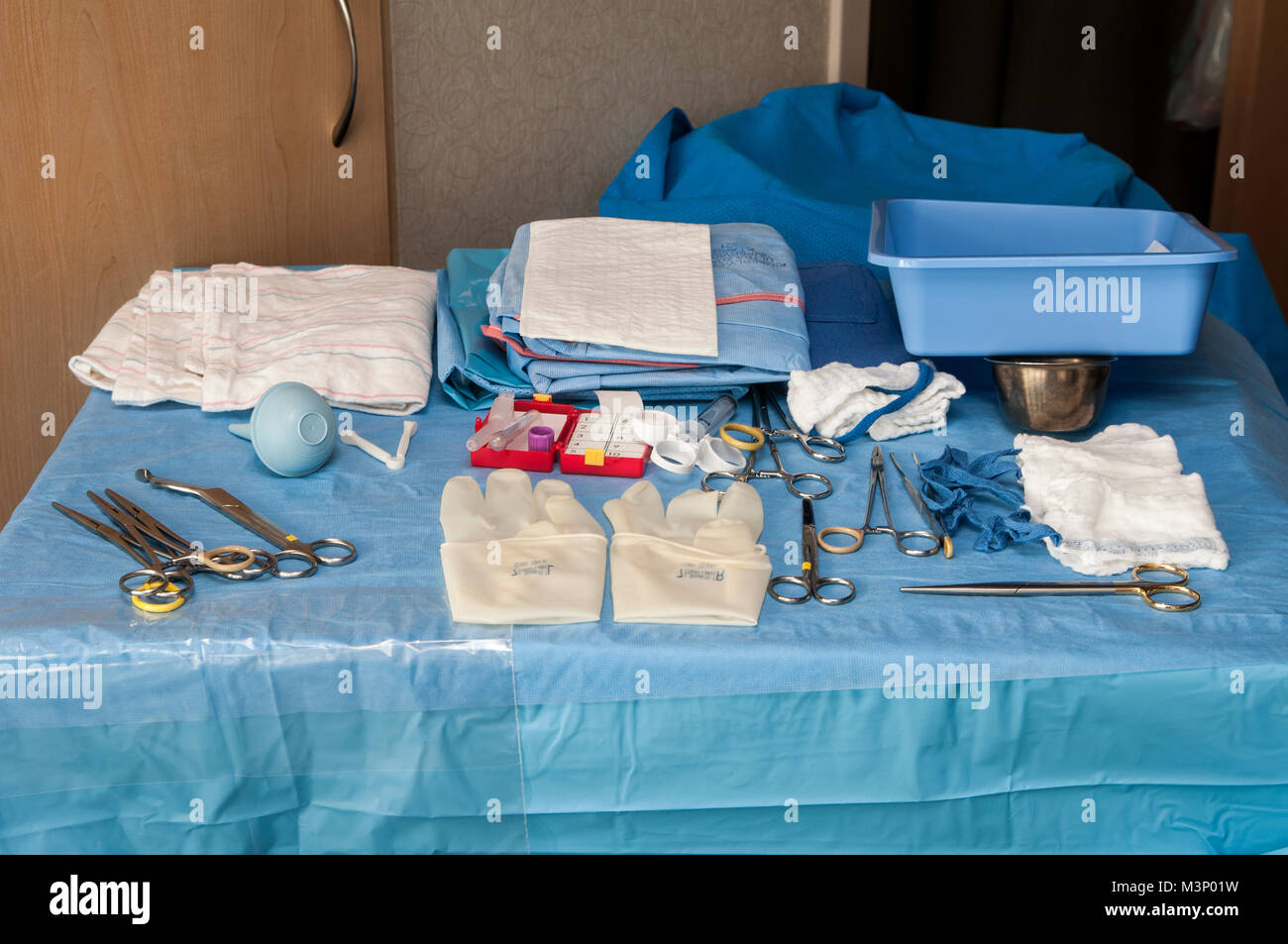 Fridley, Minnesota. Unità ospedale. Strumenti del parto sterilizzato e pronto per la consegna di un bambino. Foto Stock