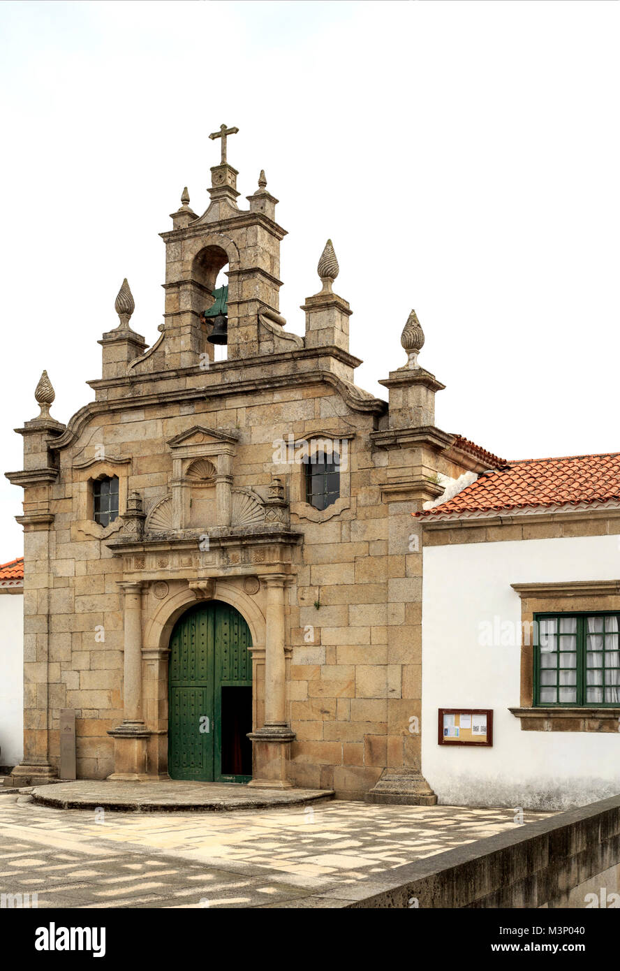 La chiesa della Misericordia, è a navata unica chiesa manierista con timpano, torre campanaria, round portale ad arco, colonne Toscane, capitelli dorici pendiment, barocco w Foto Stock