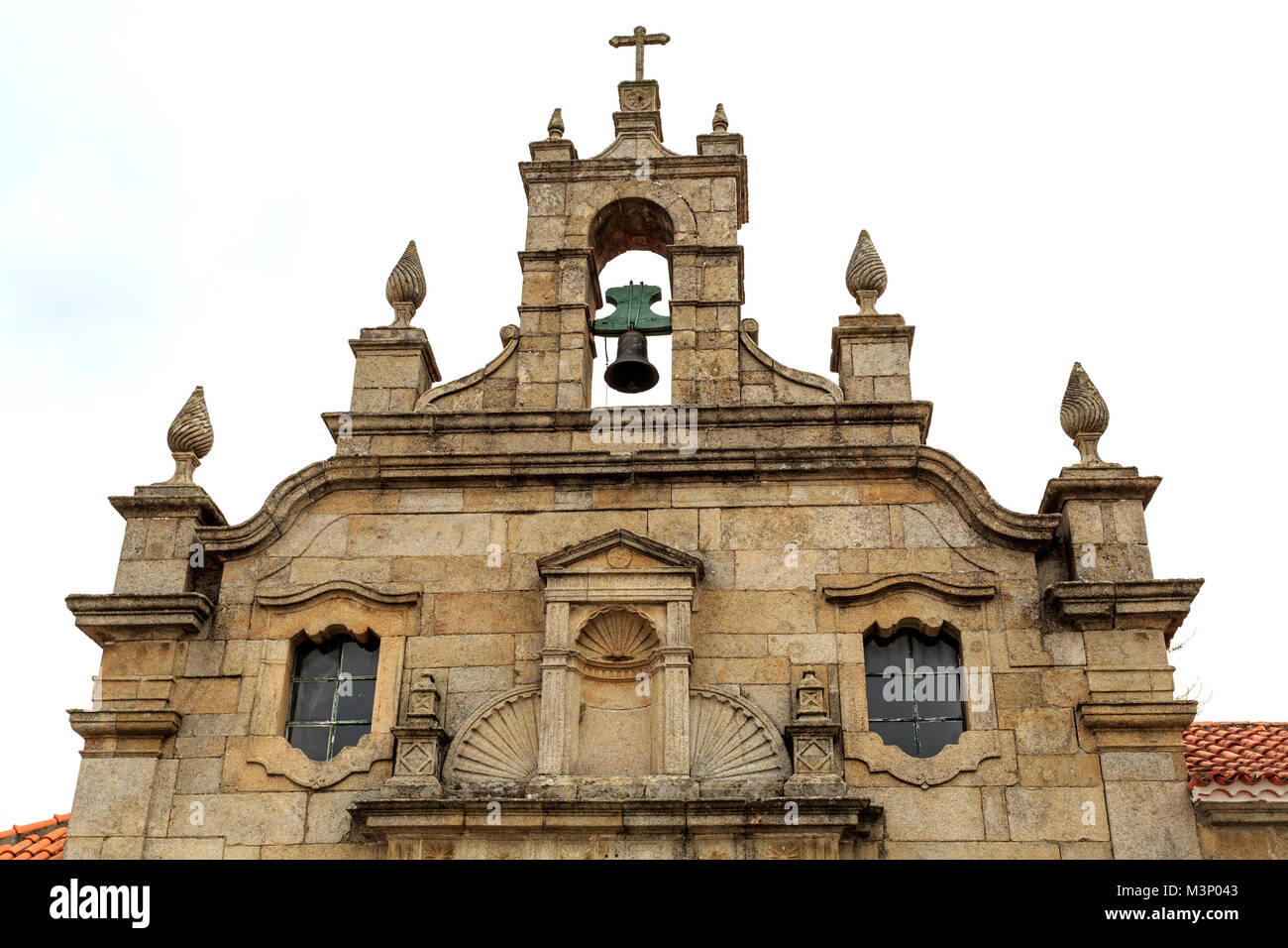 La chiesa della Misericordia, è a navata unica chiesa manierista con timpano, torre campanaria, round portale ad arco, colonne Toscane, capitelli dorici pendiment, barocco w Foto Stock