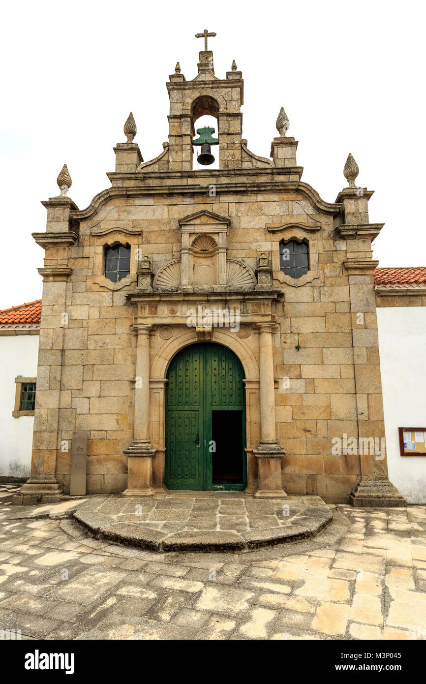 La chiesa della Misericordia, è a navata unica chiesa manierista con timpano, torre campanaria, round portale ad arco, colonne Toscane, capitelli dorici pendiment, barocco w Foto Stock