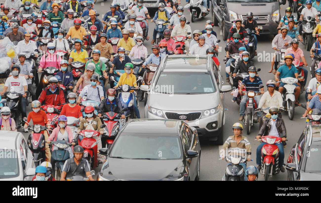 HO CHI MINH, VIETNAM - Ottobre 13, 2016: ora di picco. Alta densità di traffico in Ho Chi Minh City. Il Vietnam. Foto Stock