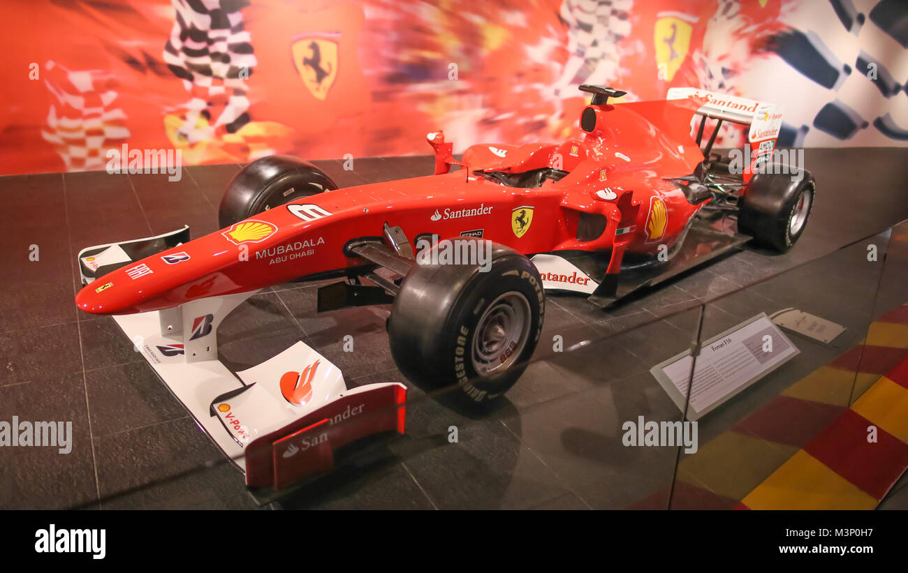 ABU DHABI, Emirati Arabi Uniti - 20 agosto 2014: Ferrari World at Yas Island di Abu Dhabi. Il leggendario vetture retrò Ferrari. Foto Stock