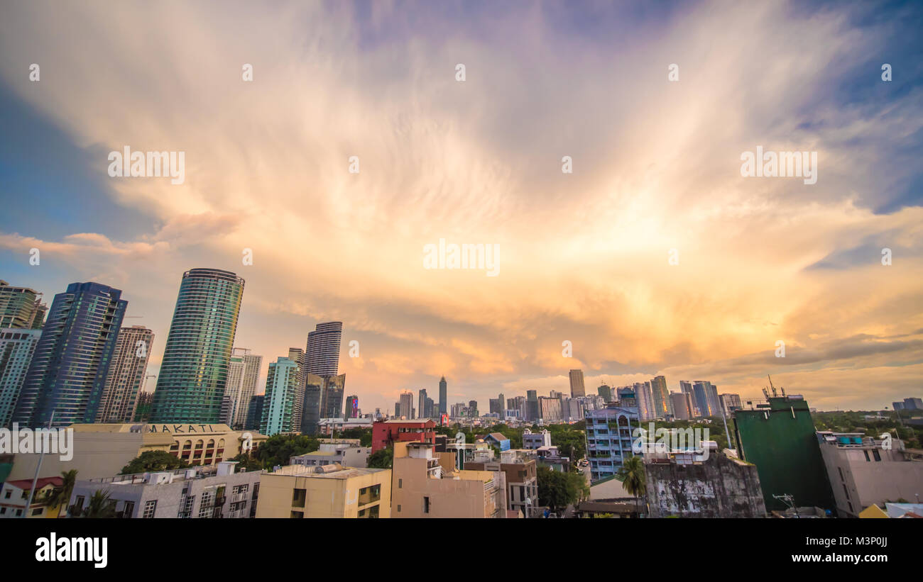 MANILA, Filippine - Gennaio 5, 2018: la capitale delle Filippine è Manila. Makati City. Bel tramonto con fragoroso nuvole potente. Foto Stock