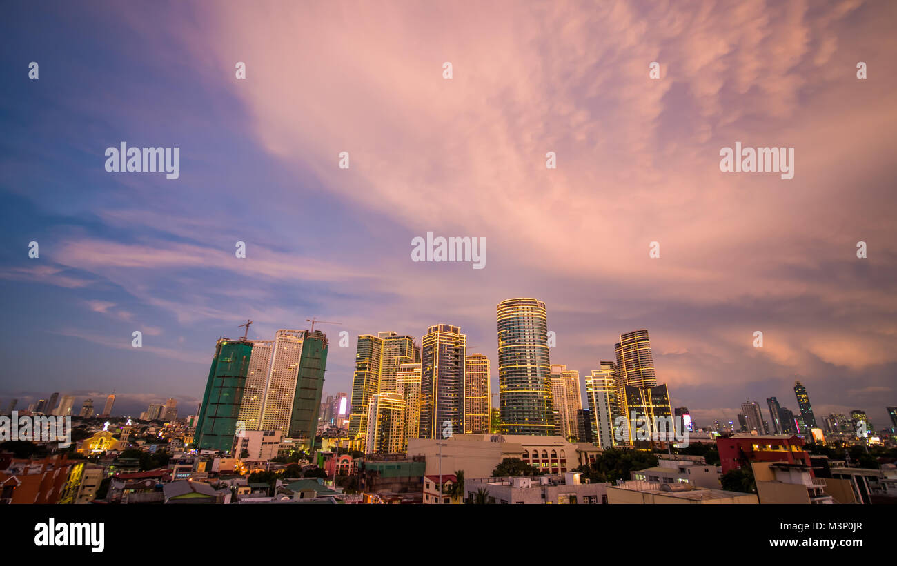 La capitale delle Filippine è Manila. Makati City. Bel tramonto con fragoroso nuvole potente. Foto Stock