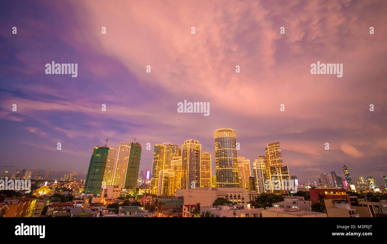 La capitale delle Filippine è Manila. Makati City. Bel tramonto con fragoroso nuvole potente. Foto Stock