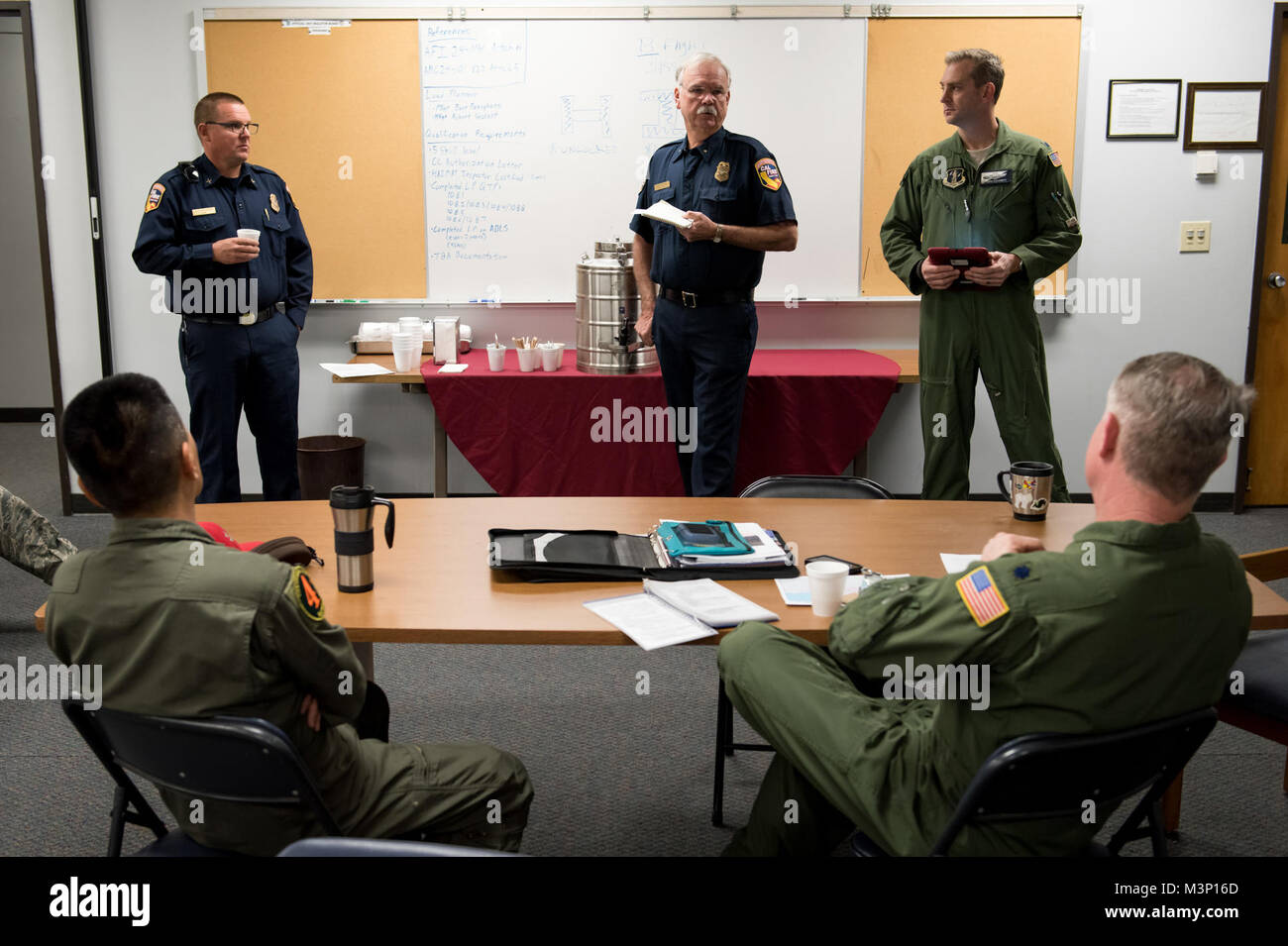 Cal Fire coordinatori e la 146Airlift Wing Commander missione breve C-130J i piloti e gli equipaggi a Isole del Canale Air National Guard Base in Port Hueneme, California, Dic 10, 2017, per le operazioni aeree per contenere la Thomas fuoco attraverso Ventura e Santa Barbara contee. Il velivolo portano il Modular Airborne sistema antincendio a goccia Fire Suppression sostanze chimiche attraverso il percorso del wildfire per rallentare e contenere le fiamme. (U.S. Air Force foto di J.M. Eddins Jr.) 171210-F-LW859-376 da AirmanMagazine Foto Stock