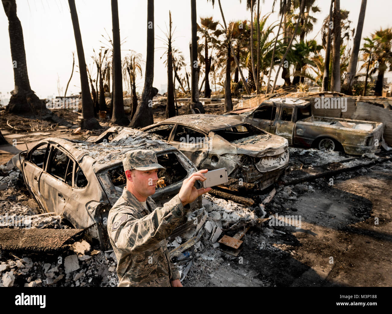 Il personale Sgt. Timothy Dawson fotografie la totale distruzione del suo appartamento in Hawaiian Village Apartments di Ventura, California, Dic 13, 2017. Nonostante la perdita di quasi tutti i suoi beni nei primi giorni del Thomas Fire, Dawson rapidamente restituita ai suoi doveri di una manutenzione capo equipaggio con la 146Airlift Wing a Isole del Canale Air National Guard Base in Port Hueneme. (U.S. Air Force foto di J.M. Eddins Jr.) 171213-F-LW859-1651 da AirmanMagazine Foto Stock