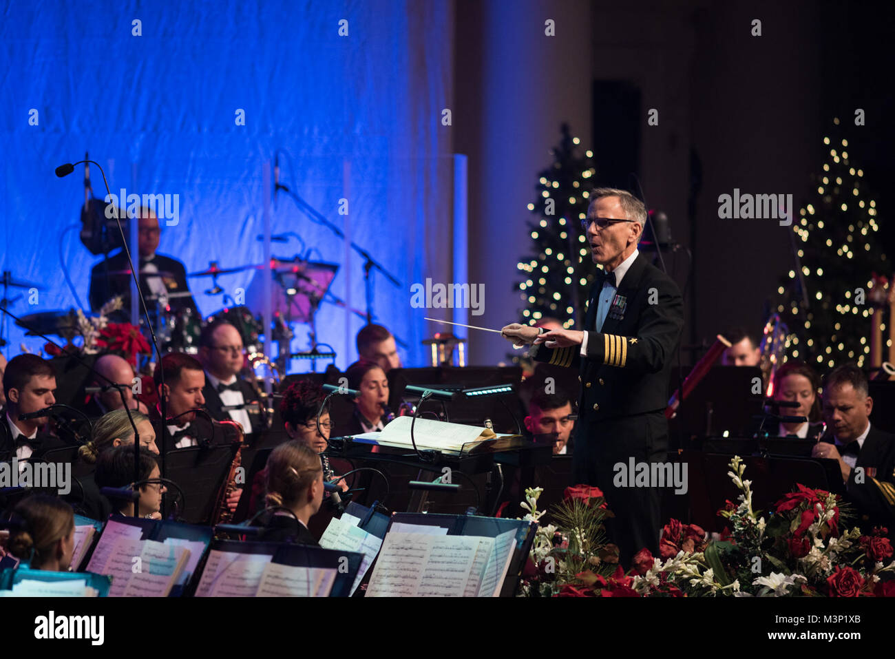 171217-N-DD694-1047 WASHINGTON (dec. n. 17, 2017) capitano Ken Collins conduce la marina degli Stati Uniti Band durante la banda della vacanza annuale concerto. Il concerto di vacanza è uno dei Navy Band le produzioni più grande dell'anno. (U.S. Foto di Marina dal musicista di prima classe Jonathan Barnes/RILASCIATO) 171217-N-DD694-1047 dalla Marina degli Stati Uniti Band Foto Stock