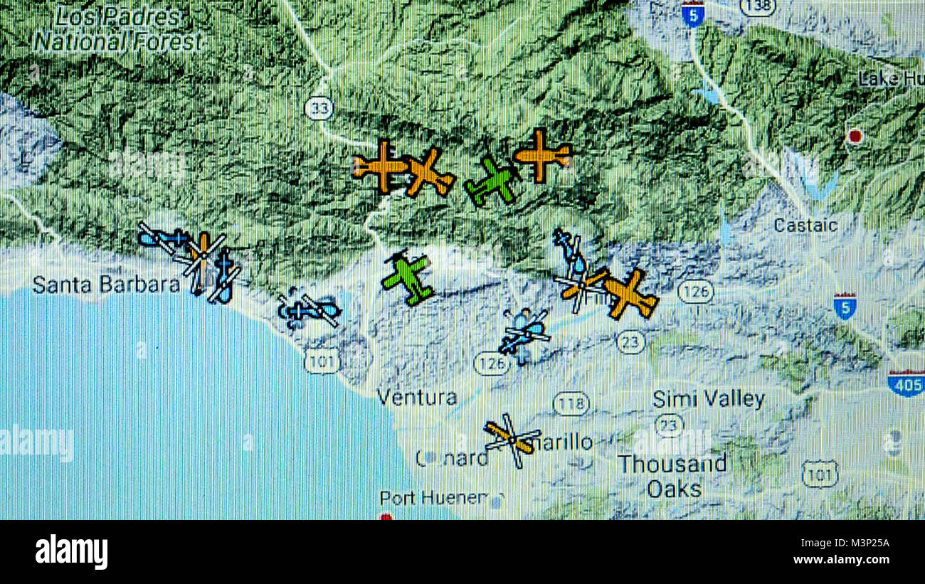 Un display di computer presso la 146Airlift Wing a Isole del Canale Air National Guard Base in Port Hueneme, California, mostra la posizione del velivolo antenna esegue le operazioni di estinzione per combattere il fuoco Thomas a Ventura e Santa Barbara contee, Dic 10, 2017. (U.S. Air Force foto di J.M. Eddins Jr.) 171211-F-LW859-1116 da AirmanMagazine Foto Stock