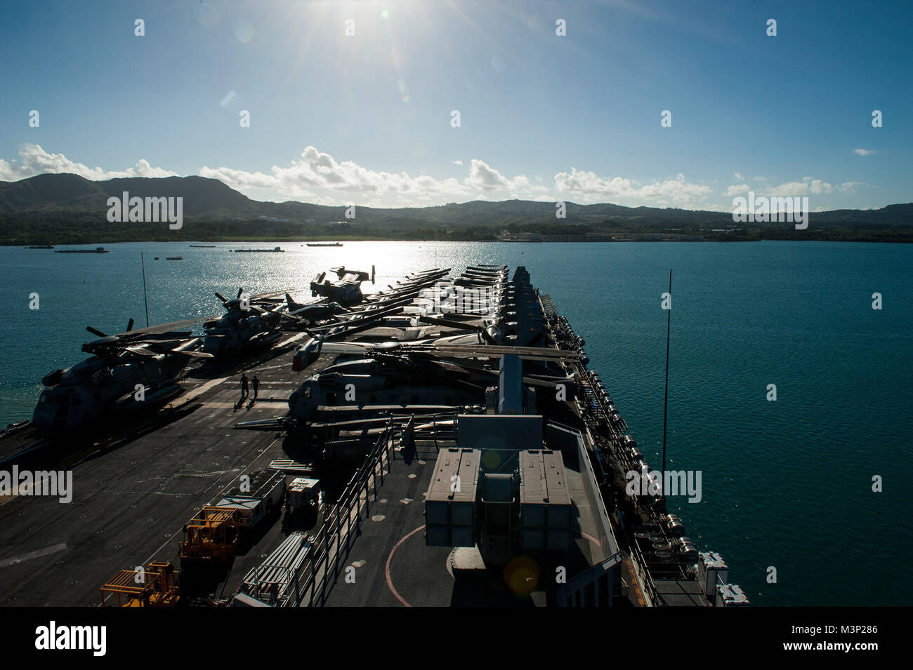 180107-N-HT134-054 base navale GUAM (GEN. 7, 2018) l'assalto anfibio nave USS America (LHA 6) tira in Guam per una porta programmata visita. America, parte dell'America anfibio gruppo pronto, con avviato xv Marine Expeditionary Unit, è operativo in Indo-Asia-regione del Pacifico per rafforzare i partenariati e servire come una pronta risposta in vigore per qualsiasi tipo di emergenza. (U.S. Foto di Marina di Massa Specialista comunicazione marinaio Daniel Pastore/RILASCIATO) USS America arriva a Guam per una visita di Porta da #PACOM Foto Stock