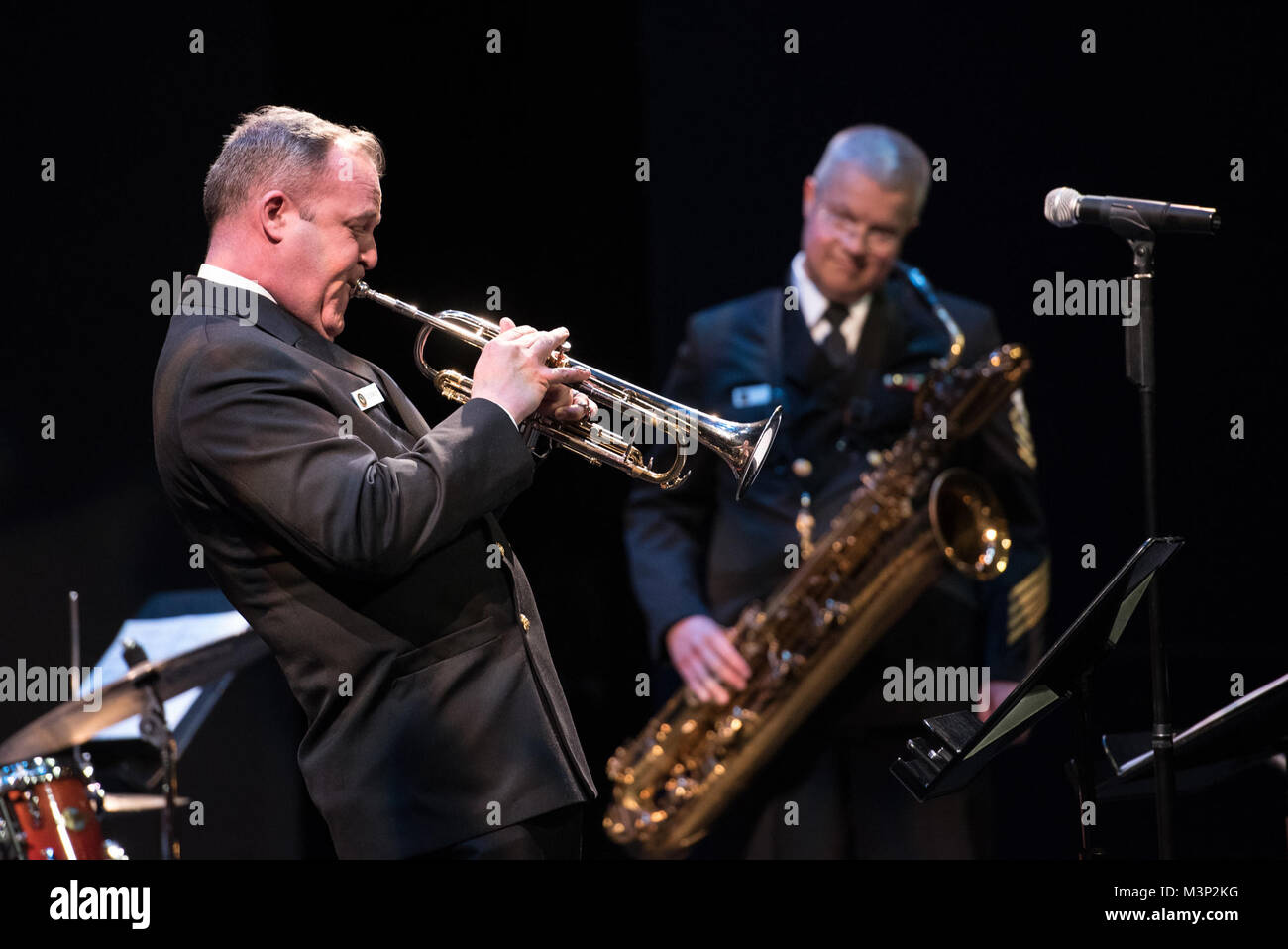 FAIRFAX, Virginia (GEN. 13, 2018) Chief Musician Timothy Stanley esegue presso l'U.S. La banda della marina militare internazionale di sassofono simposio presso la George Mason University di Fairfax, Virginia. Il sassofono Internazionale Simposio è la banda della marina militare del più grande evento di outreach ogni anno migliaia di studenti, educatori, gli artisti e gli altri partecipanti provenienti da tutto il mondo. (U.S. Navy foto di Chief Musician Adam Grimm/RILASCIATO) 180113-N-LC494-1069 dalla Marina degli Stati Uniti Band Foto Stock