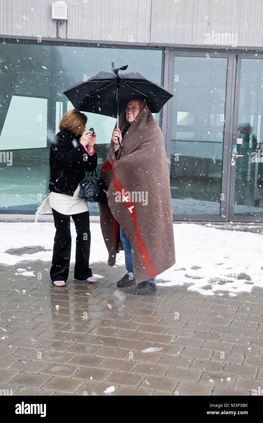 Tourist si avvolgono in coperte, le tempeste di neve in maggio, il Monte Pilatus, , Lucerna , Svizzera Centrale Monte Pilatus, , Lucerna , Svizzera centrale Foto Stock