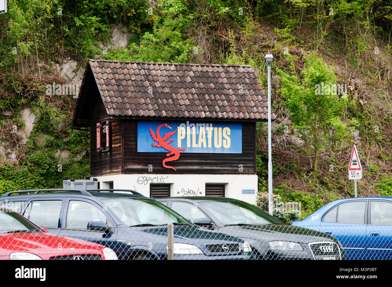 Alpnachstad , piccolo edificio in legno wth Pilatus dragon poste, rMount Pilatus, , Lucerna , Svizzera centrale Foto Stock