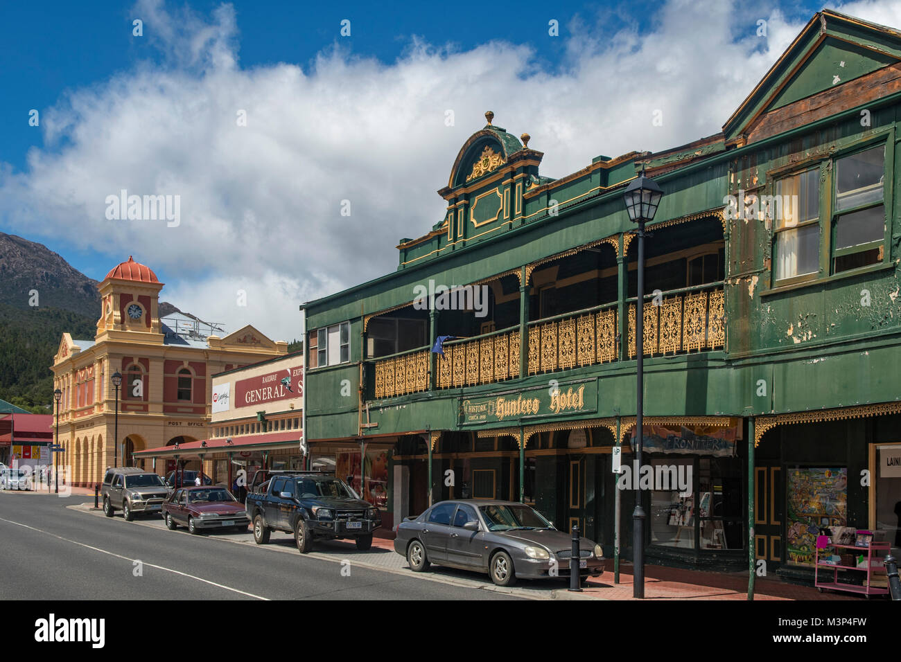 La strada principale di Queenstown, Tasmania, Australia Foto Stock