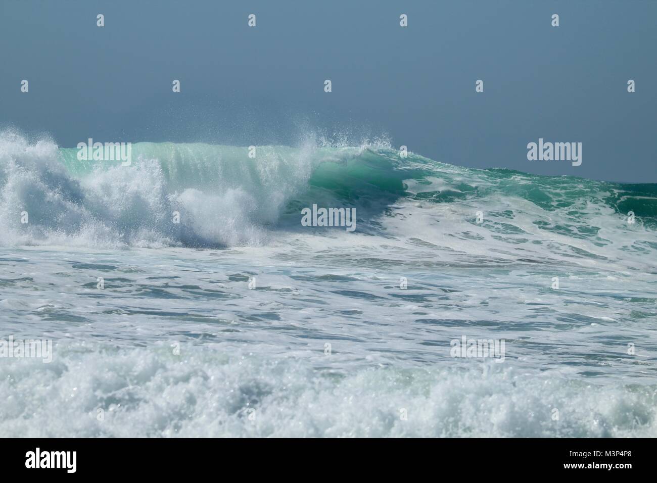 Onde si infrangono nell'oceano pacifico Foto Stock