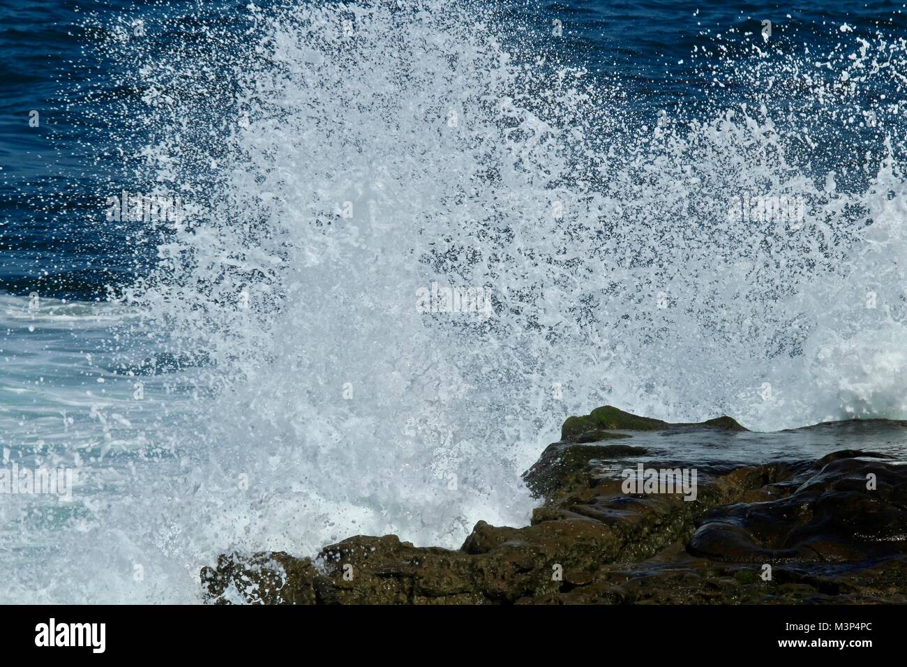 Onde che si infrangono sulla scogliera a La Jolla California Foto Stock