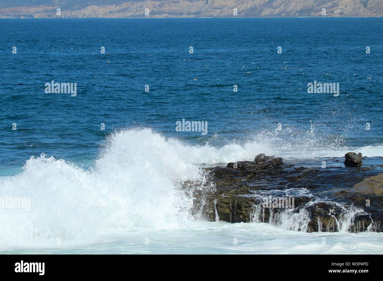 Onde che si infrangono sulla scogliera a La Jolla California Foto Stock