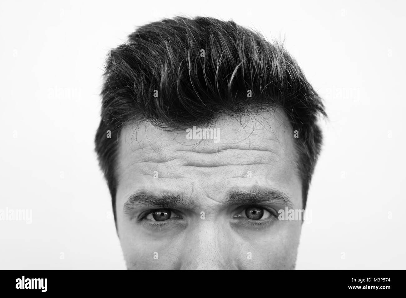 Metà faccia ritratto di uomo caucasico con grave depressione monocromatici in bianco e nero di stile. Foto Stock