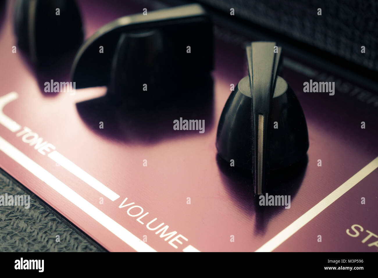 Retrò amplificatore chitarra close up shot, volume impostato al massimo Foto Stock