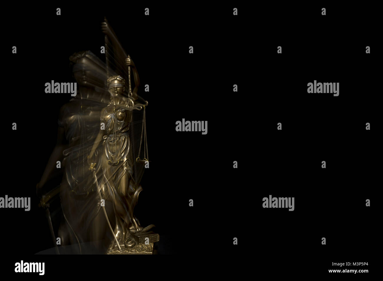 Non chiara situazione giuridica - Justitia statua in sfocata effetto zoom nella parte anteriore del fondo nero Foto Stock