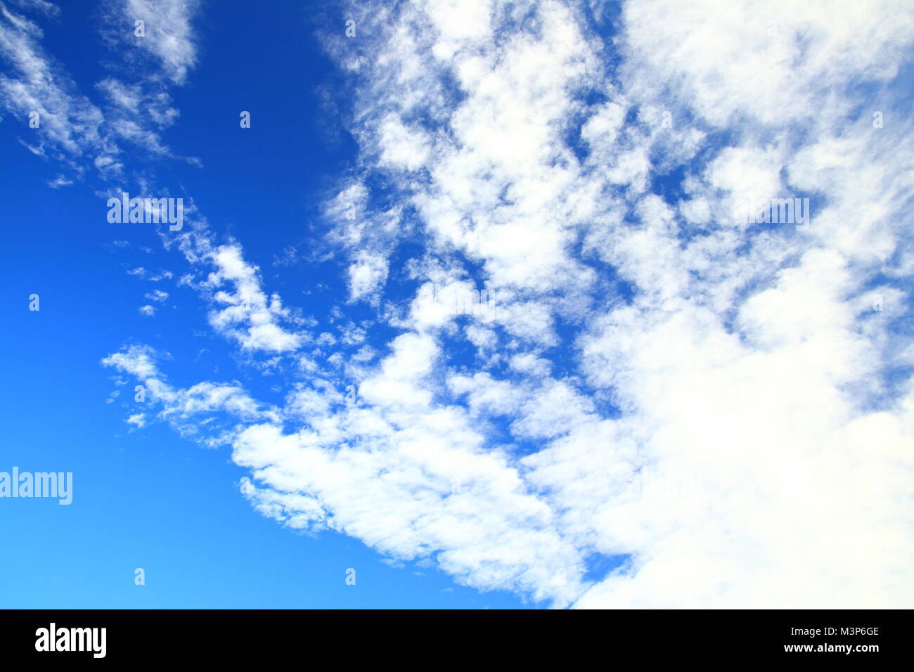Nuvole sul cielo blu Foto Stock