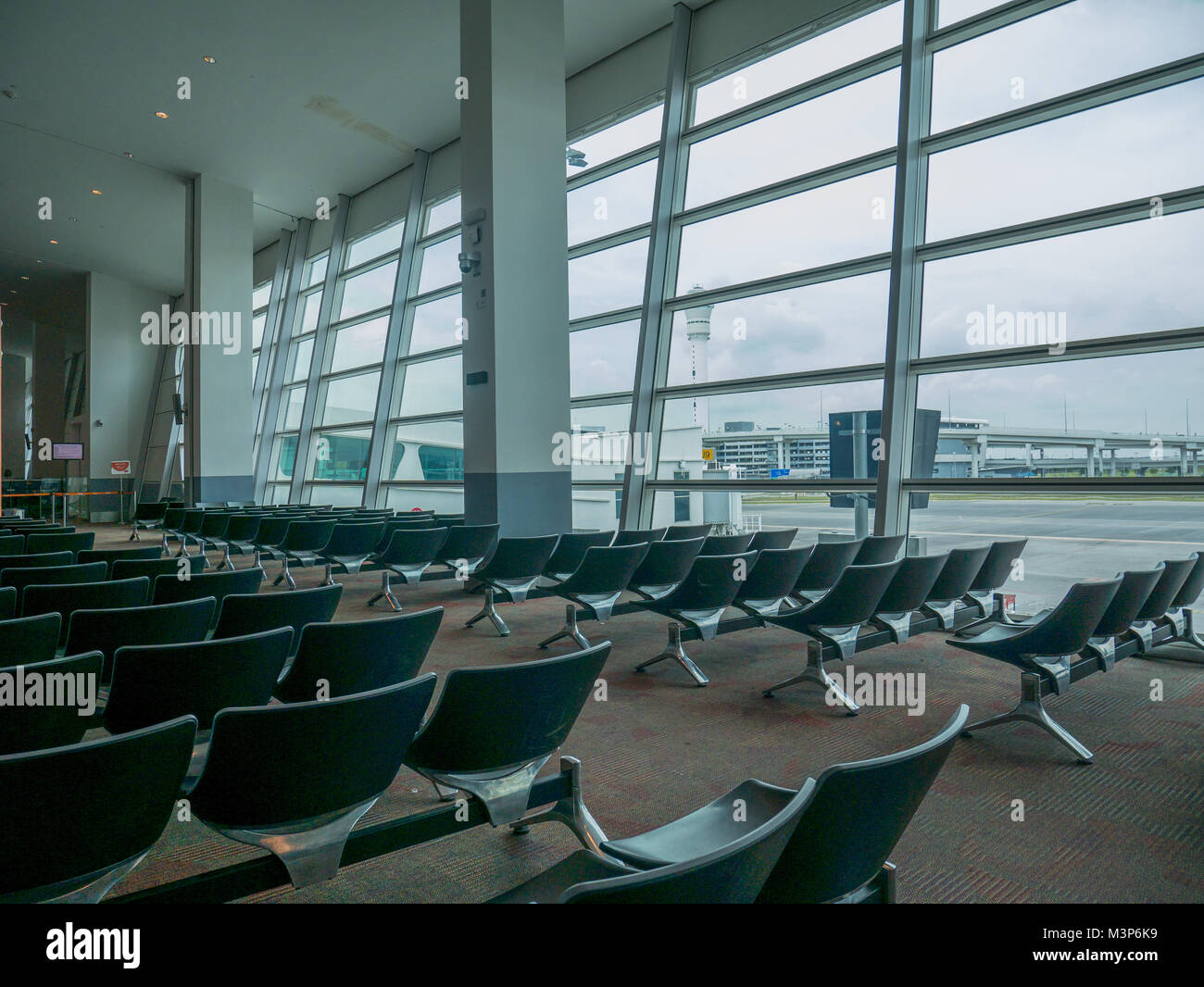 Aeroporto di sedia di attesa Area con getto di vista sul ponte. Grande aeroporto sala attesa nell'Aeroporto di Kuala Lumpur Foto Stock