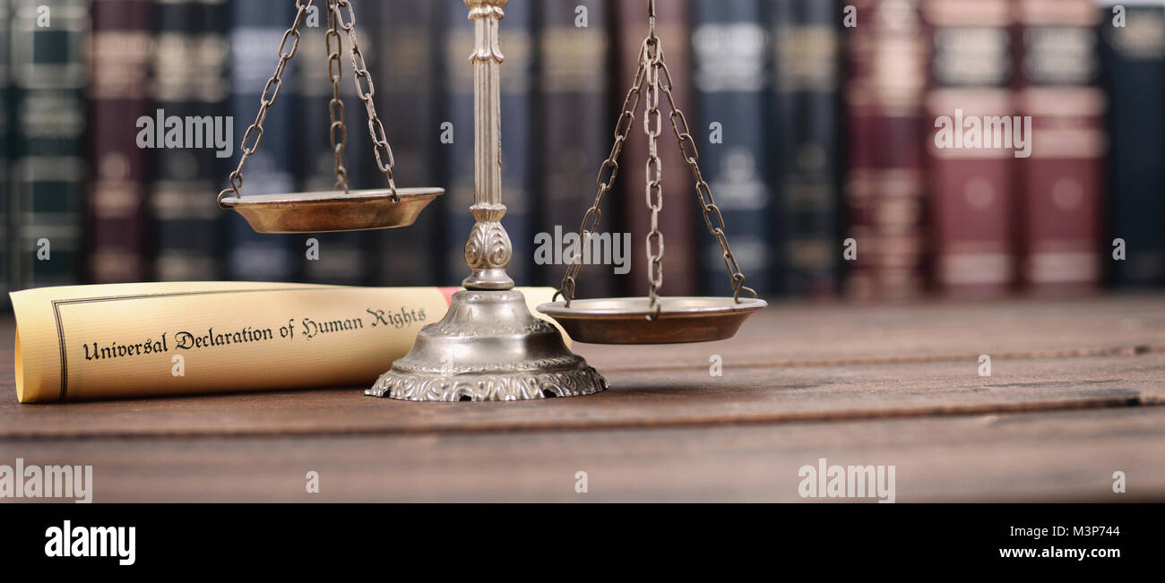Diritto e Giustizia, bilancia della giustizia, della dichiarazione universale dei diritti dell'uomo su un sfondo di legno, diritti umani concetto. Foto Stock